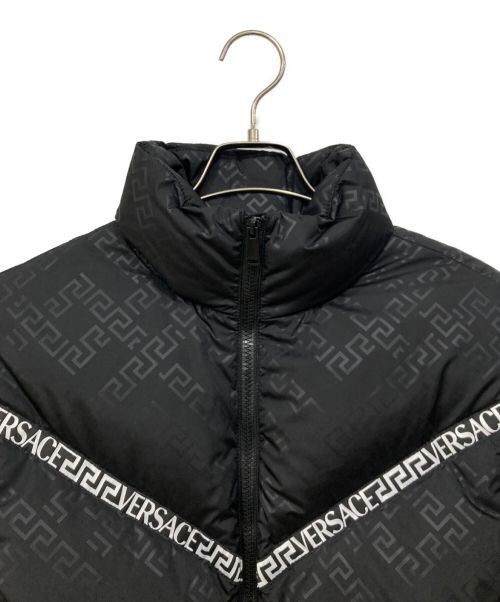 VERSACE（ヴェルサーチェ）VERSACE (ヴェルサーチェ) ダウンジャケット ブラック×ホワイト サイズ:Lの古着・服飾アイテム