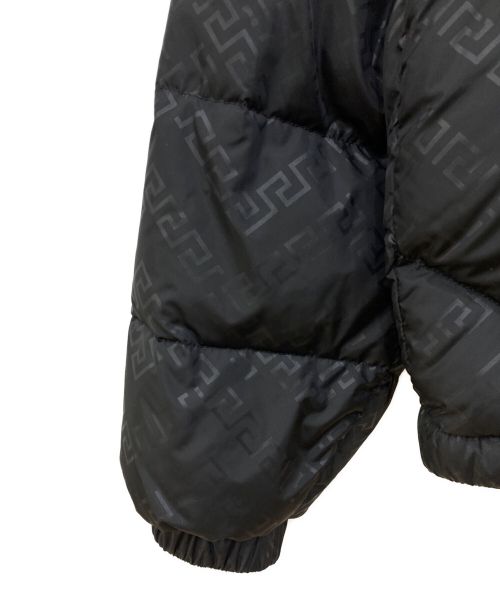 VERSACE（ヴェルサーチェ）VERSACE (ヴェルサーチェ) ダウンジャケット ブラック×ホワイト サイズ:Lの古着・服飾アイテム