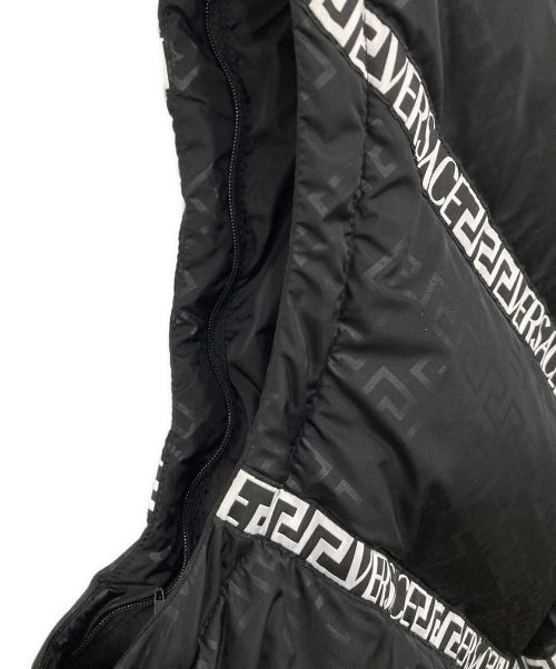 VERSACE（ヴェルサーチェ）VERSACE (ヴェルサーチェ) ダウンジャケット ブラック×ホワイト サイズ:Lの古着・服飾アイテム