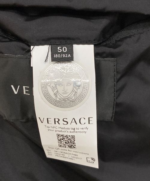 VERSACE（ヴェルサーチェ）VERSACE (ヴェルサーチェ) ダウンジャケット ブラック×ホワイト サイズ:Lの古着・服飾アイテム