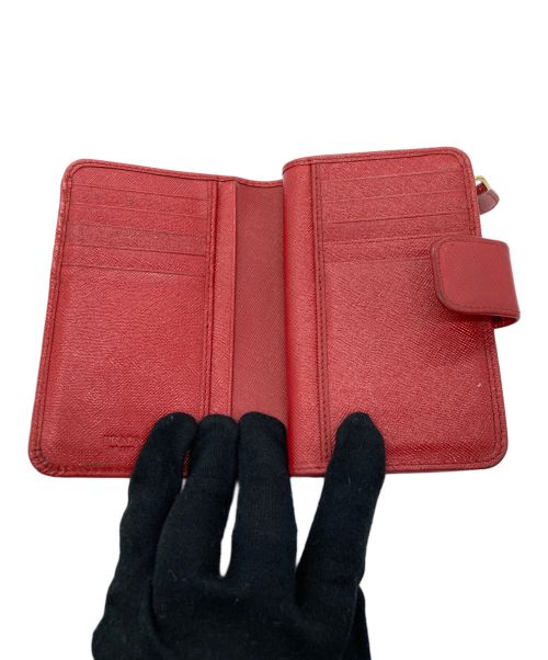 PRADA（プラダ）PRADA (プラダ) 2つ折り財布 レッド×ゴールドの古着・服飾アイテム
