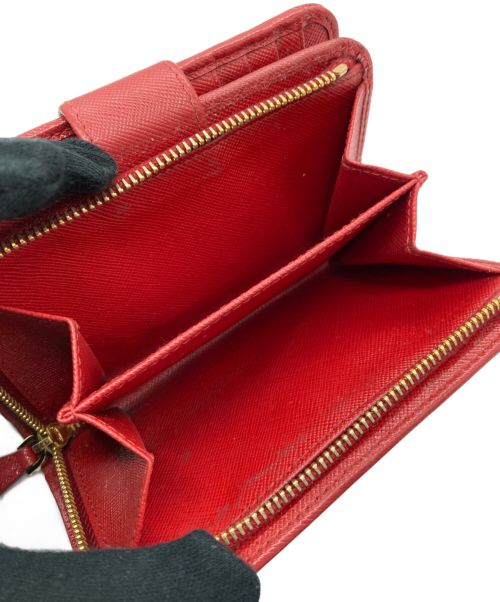 PRADA（プラダ）PRADA (プラダ) 2つ折り財布 レッド×ゴールドの古着・服飾アイテム