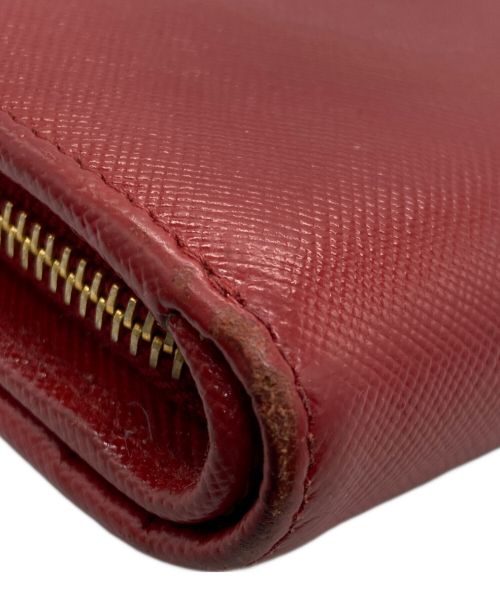 PRADA（プラダ）PRADA (プラダ) 2つ折り財布 レッド×ゴールドの古着・服飾アイテム