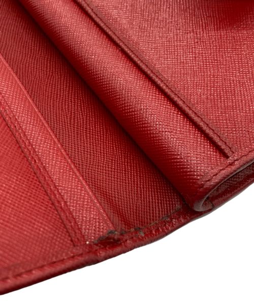 PRADA（プラダ）PRADA (プラダ) 2つ折り財布 レッド×ゴールドの古着・服飾アイテム