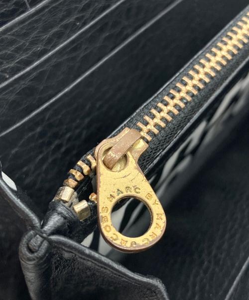Marc by Marc Jacobs（マークバイマークジェイコブス）Marc by Marc Jacobs (マークバイマークジェイコブス) ラウンドファスナー長財布 ブラック×ゴールドの古着・服飾アイテム