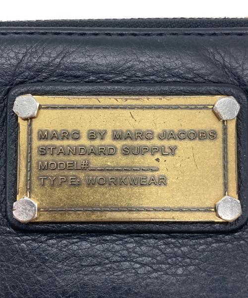 Marc by Marc Jacobs（マークバイマークジェイコブス）Marc by Marc Jacobs (マークバイマークジェイコブス) ラウンドファスナー長財布 ブラック×ゴールドの古着・服飾アイテム