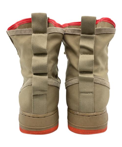 NIKE（ナイキ）NIKE (ナイキ) スニーカー ベージュ×オレンジ サイズ:28.5の古着・服飾アイテム