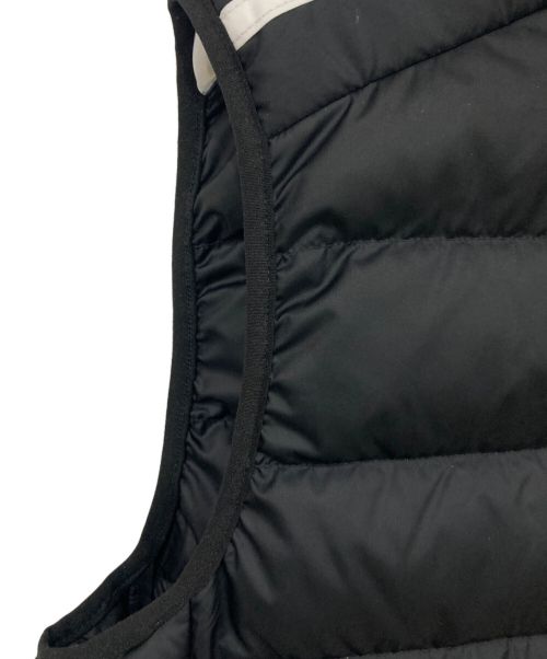 adidas（アディダス）adidas (アディダス) エッセンシャルズダウンベスト ブラック×ホワイト サイズ:Mの古着・服飾アイテム