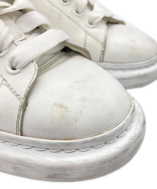 ALEXANDER McQUEEN（アレキサンダーマックイーン）ALEXANDER McQUEEN (アレキサンダーマックイーン) スニーカー ホワイト×ブラック サイズ:25.5cmの古着・服飾アイテム