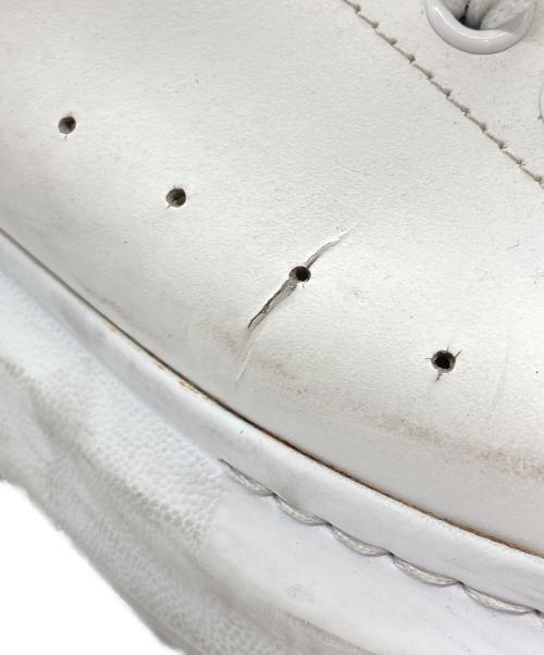 ALEXANDER McQUEEN（アレキサンダーマックイーン）ALEXANDER McQUEEN (アレキサンダーマックイーン) スニーカー ホワイト×ブラック サイズ:25.5cmの古着・服飾アイテム