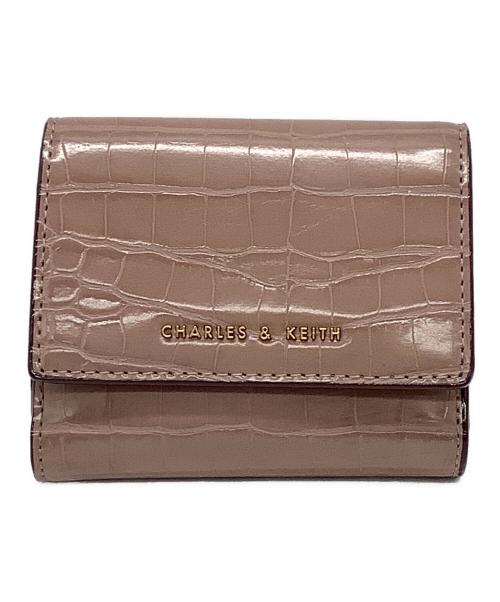 CHARLES & KEITH（チャールズアンドキース）CHARLES & KEITH (チャールズアンドキース) 3つ折り財布 ピンク×ゴールドの古着・服飾アイテム