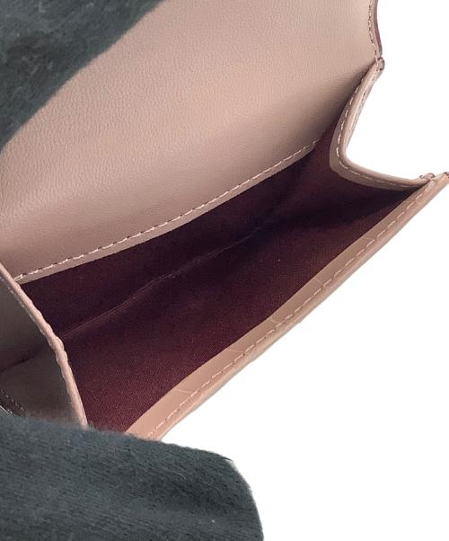 CHARLES & KEITH（チャールズアンドキース）CHARLES & KEITH (チャールズアンドキース) 3つ折り財布 ピンク×ゴールドの古着・服飾アイテム