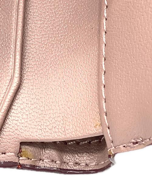 CHARLES & KEITH（チャールズアンドキース）CHARLES & KEITH (チャールズアンドキース) 3つ折り財布 ピンク×ゴールドの古着・服飾アイテム