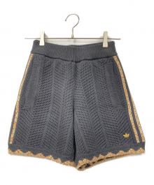 adidas（アディダス）の古着「クロシェハーフパンツ」｜グレー