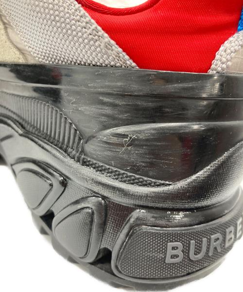 BURBERRY（バーバリー）BURBERRY (バーバリー) LOW TOP SNEAKER グレー×レッド サイズ:SIZE 36の古着・服飾アイテム