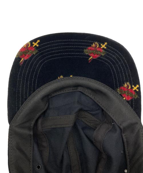 SUPREME（シュプリーム）SUPREME (シュプリーム) Sacred Hearts Camp Cap ブラック×レッドの古着・服飾アイテム