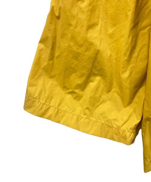 BEAMS（ビームス）BEAMS (ビームス) KOMATSU (コマツ) ナイロンコート イエロー×ブラウン サイズ:Mの古着・服飾アイテム