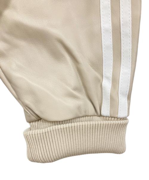 adidas（アディダス）adidas (アディダス) トラックスーツジャケット ベージュ×ホワイト サイズ:3XL 未使用品の古着・服飾アイテム