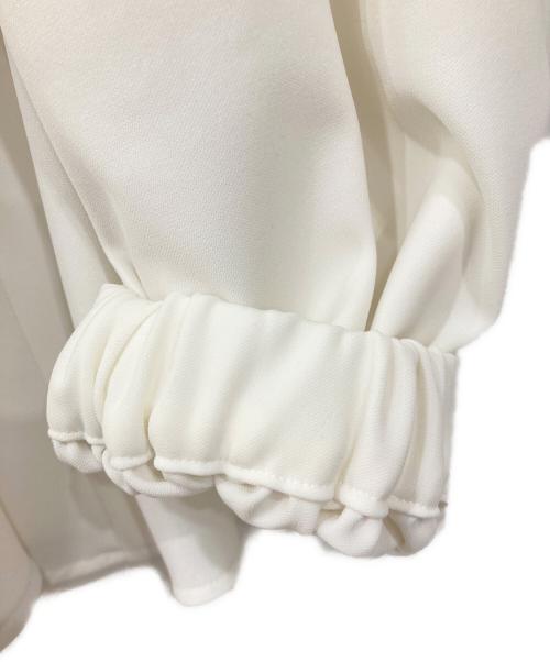 YORI（ヨリ）YORI (ヨリ) セレモニーリボンパフブラウス ホワイト サイズ:SIZE 36の古着・服飾アイテム