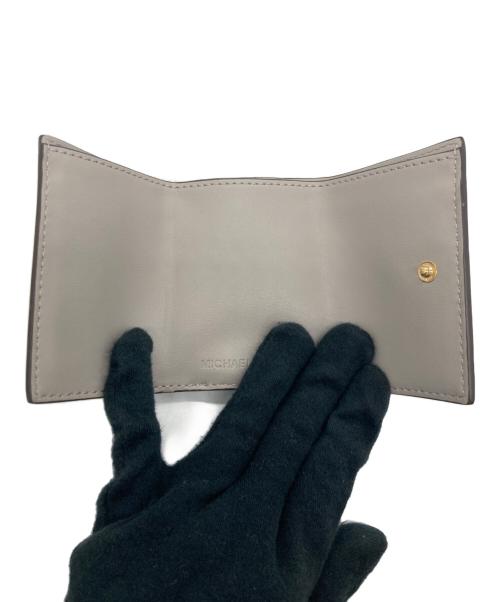 MICHAEL KORS（マイケル・コース）MICHAEL KORS (マイケル・コース) コンパクトウォレット ホワイト×グレーの古着・服飾アイテム