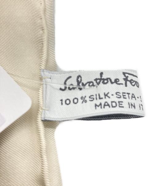 Salvatore Ferragamo（サルヴァトーレ フェラガモ）Salvatore Ferragamo (サルヴァトーレ フェラガモ) シルクスカーフ ベージュ 未使用品の古着・服飾アイテム