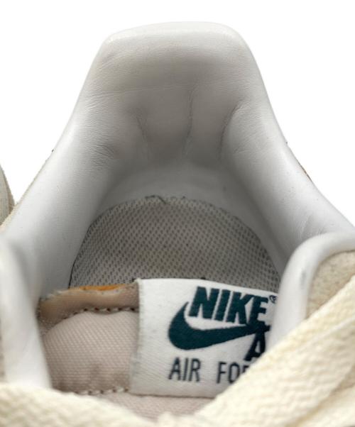 NIKE（ナイキ）NIKE (ナイキ) スニーカー ベージュ サイズ:28cmの古着・服飾アイテム