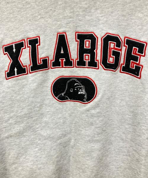 X-LARGE（エクストララージ）X-LARGE (エクストララージ) フェルトロゴクルーネックスウェット グレー サイズ:Mの古着・服飾アイテム