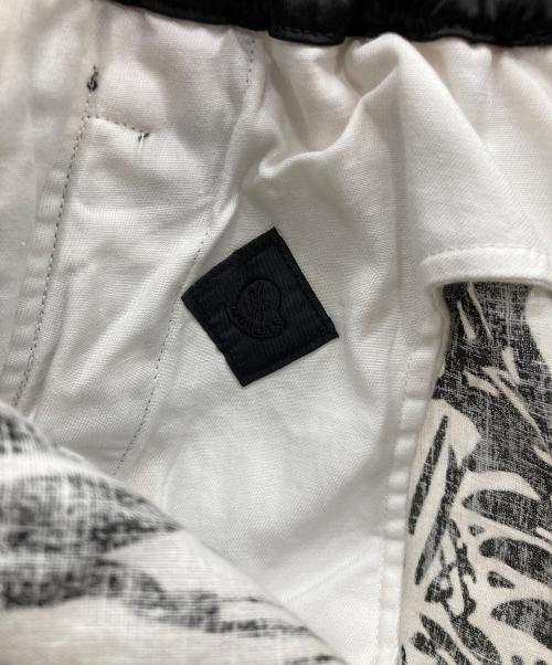 MONCLER（モンクレール）MONCLER (モンクレール) ハーフパンツ ブラック×ホワイト サイズ:Sの古着・服飾アイテム