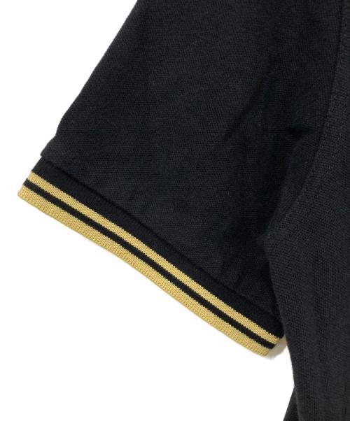 FRED PERRY（フレッドペリー）FRED PERRY (フレッドペリー) ポロシャツ ブラック×ゴールド サイズ:SIZE 40の古着・服飾アイテム