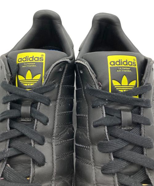 adidas（アディダス）adidas (アディダス) スーパースター ファレル スーパーシェル アートワーク ブラック サイズ:27cmの古着・服飾アイテム