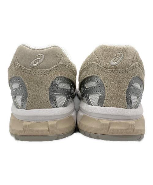 asics（アシックス）asics (アシックス) スニーカー ベージュ×ホワイト サイズ:235の古着・服飾アイテム