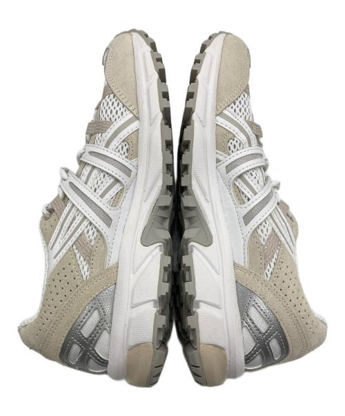 asics（アシックス）asics (アシックス) スニーカー ベージュ×ホワイト サイズ:235の古着・服飾アイテム