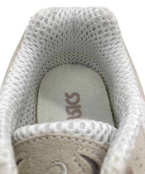 asics（アシックス）asics (アシックス) スニーカー ベージュ×ホワイト サイズ:235の古着・服飾アイテム