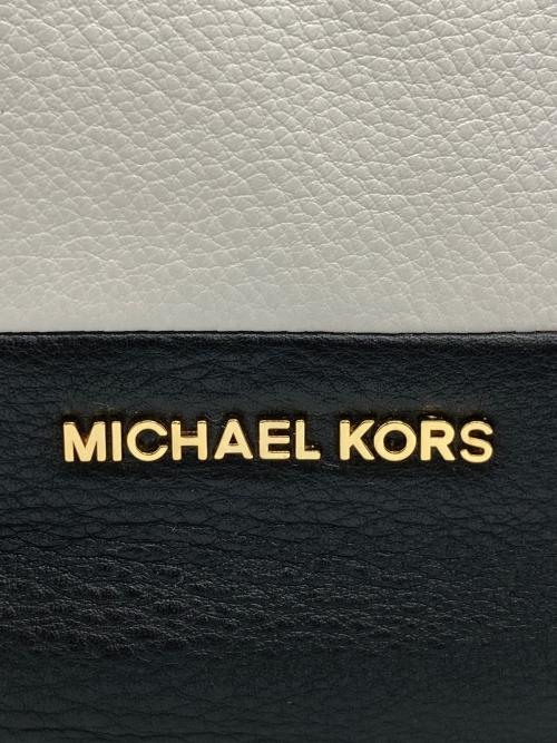 MICHAEL KORS（マイケルコース）MICHAEL KORS (マイケルコース) 巾着型ショルダーバッグ ホワイト×ブラックの古着・服飾アイテム