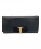 Salvatore Ferragamoサルヴァトーレ フェラガモ）の古着「ヴァラリボン フラップ長財布」｜ブラック