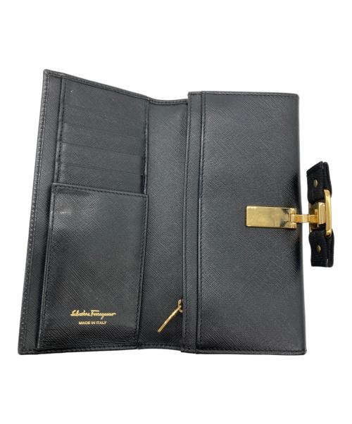 Salvatore Ferragamo（サルヴァトーレ フェラガモ）Salvatore Ferragamo (サルヴァトーレ フェラガモ) ヴァラリボン フラップ長財布 ブラックの古着・服飾アイテム
