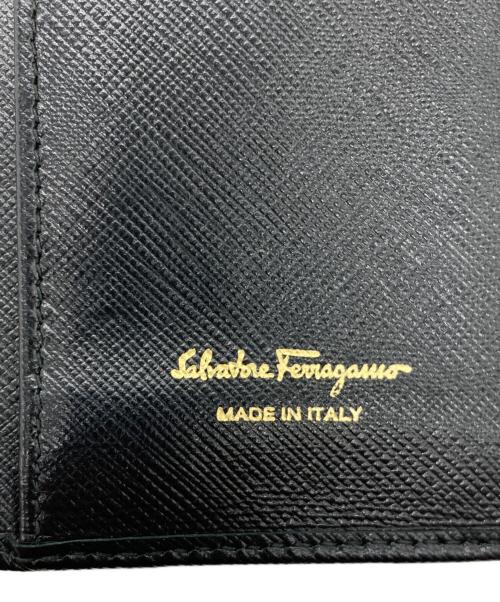 Salvatore Ferragamo（サルヴァトーレ フェラガモ）Salvatore Ferragamo (サルヴァトーレ フェラガモ) ヴァラリボン フラップ長財布 ブラックの古着・服飾アイテム