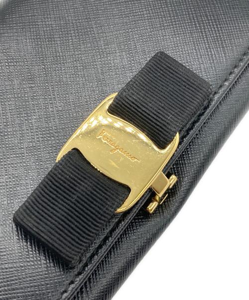 Salvatore Ferragamo（サルヴァトーレ フェラガモ）Salvatore Ferragamo (サルヴァトーレ フェラガモ) ヴァラリボン フラップ長財布 ブラックの古着・服飾アイテム