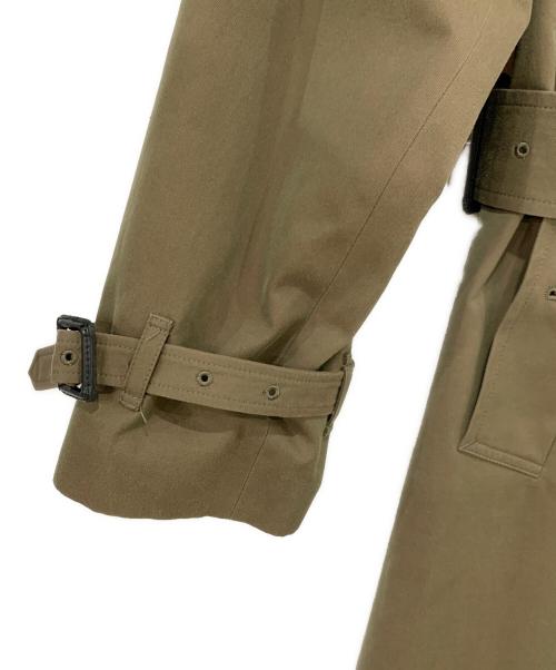 JOHN LAWRENCE SULLIVAN（ジョン ローレンス サリバン）JOHN LAWRENCE SULLIVAN (ジョン ローレンス サリバン) バックジップステンカラーコート オリーブ サイズ:44の古着・服飾アイテム