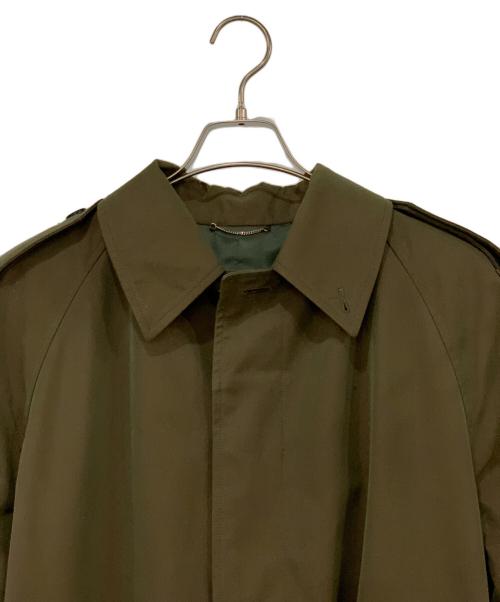 JOHN LAWRENCE SULLIVAN（ジョン ローレンス サリバン）JOHN LAWRENCE SULLIVAN (ジョン ローレンス サリバン) バックジップステンカラーコート オリーブ サイズ:44の古着・服飾アイテム