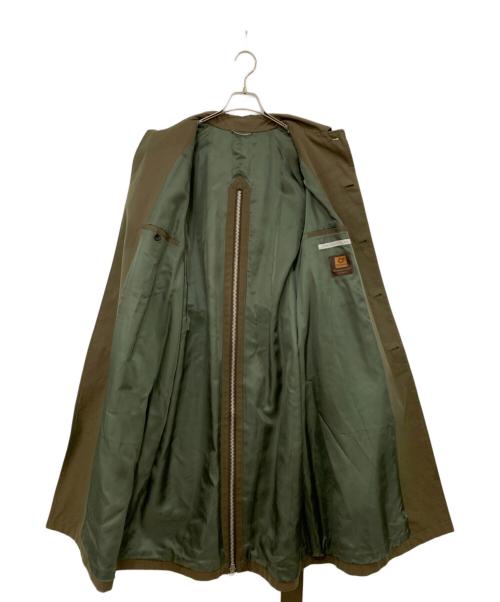 JOHN LAWRENCE SULLIVAN（ジョン ローレンス サリバン）JOHN LAWRENCE SULLIVAN (ジョン ローレンス サリバン) バックジップステンカラーコート オリーブ サイズ:44の古着・服飾アイテム