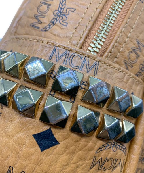 MCM（エムシーエム）MCM (エムシーエム) ヴィセトス　スタッズ　バックパックミニ ブラウンの古着・服飾アイテム