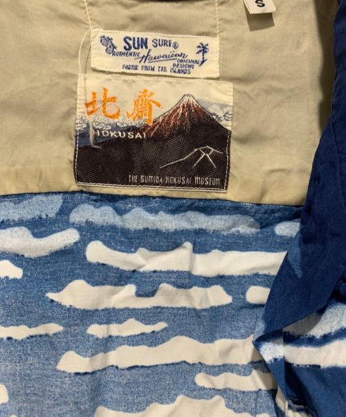 Sun Surf（サンサーフ）Sun Surf (サンサーフ) 葛飾北斎 (カツシカホクサイ) 凱風快晴 ブルー×レッド サイズ:Sサイズの古着・服飾アイテム