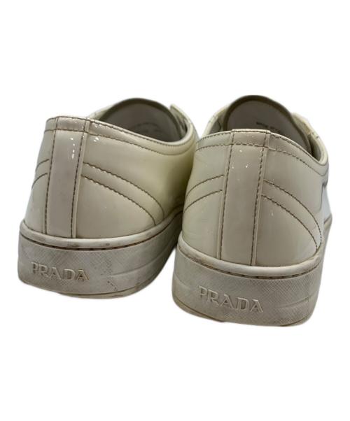 PRADA（プラダ）PRADA (プラダ) エナメルスニーカー アイボリー サイズ:36.5の古着・服飾アイテム