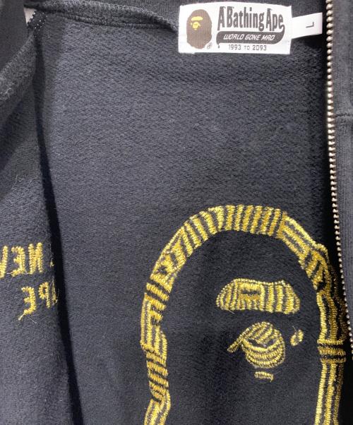 A BATHING APE（ア ベイシング エイプ）A BATHING APE (ア ベイシング エイプ) Souvenir Shark Zip Hoodie ホワイト×ブラック サイズ:Lサイズの古着・服飾アイテム