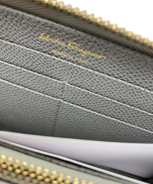 Salvatore Ferragamo（サルヴァトーレ フェラガモ）Salvatore Ferragamo (サルヴァトーレ フェラガモ) L字ファスナー財布 グレーの古着・服飾アイテム