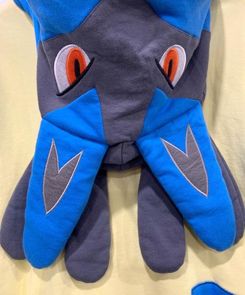 Pokemon Center（ポケモンセンター）Pokemon Center (ポケモンセンター) ルカリオ　ジップパーカー イエロー×ブルー サイズ:SIZE Mの古着・服飾アイテム