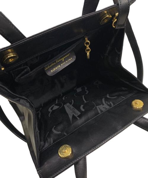 Salvatore Ferragamo（サルヴァトーレ フェラガモ）Salvatore Ferragamo (サルヴァトーレ フェラガモ) ヴァラリボンハンドバッグ ブラックの古着・服飾アイテム