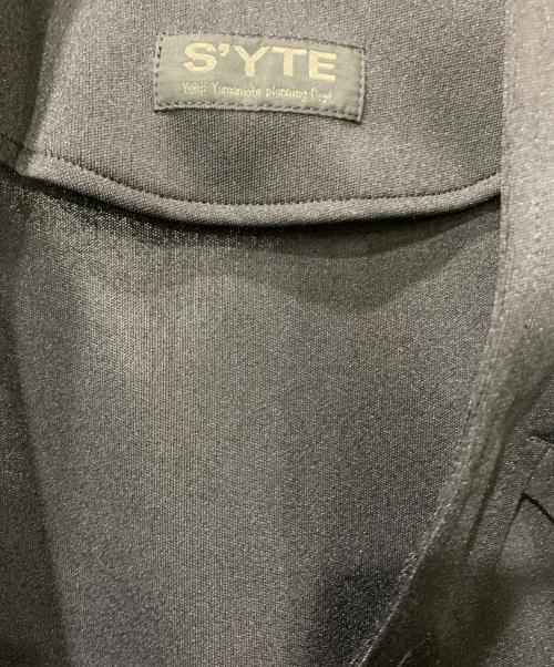 S’YTE YOHJI YAMAMOTO（サイト ヨウジヤマモト）S’YTE YOHJI YAMAMOTO (サイト ヨウジヤマモト) SMOOTH POLYESTER RAGLAN SLEEVE BLOUSON ブラック サイズ:SIZE 3の古着・服飾アイテム