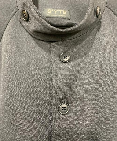 S’YTE YOHJI YAMAMOTO（サイト ヨウジヤマモト）S’YTE YOHJI YAMAMOTO (サイト ヨウジヤマモト) SMOOTH POLYESTER RAGLAN SLEEVE BLOUSON ブラック サイズ:SIZE 3の古着・服飾アイテム